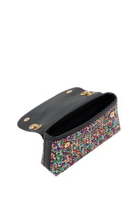 Clutch cu mărgele multicolore, cu spate din piele neagră, accesorii din aur și o suprafață superioară texturată. Deschis, arătând interiorul.