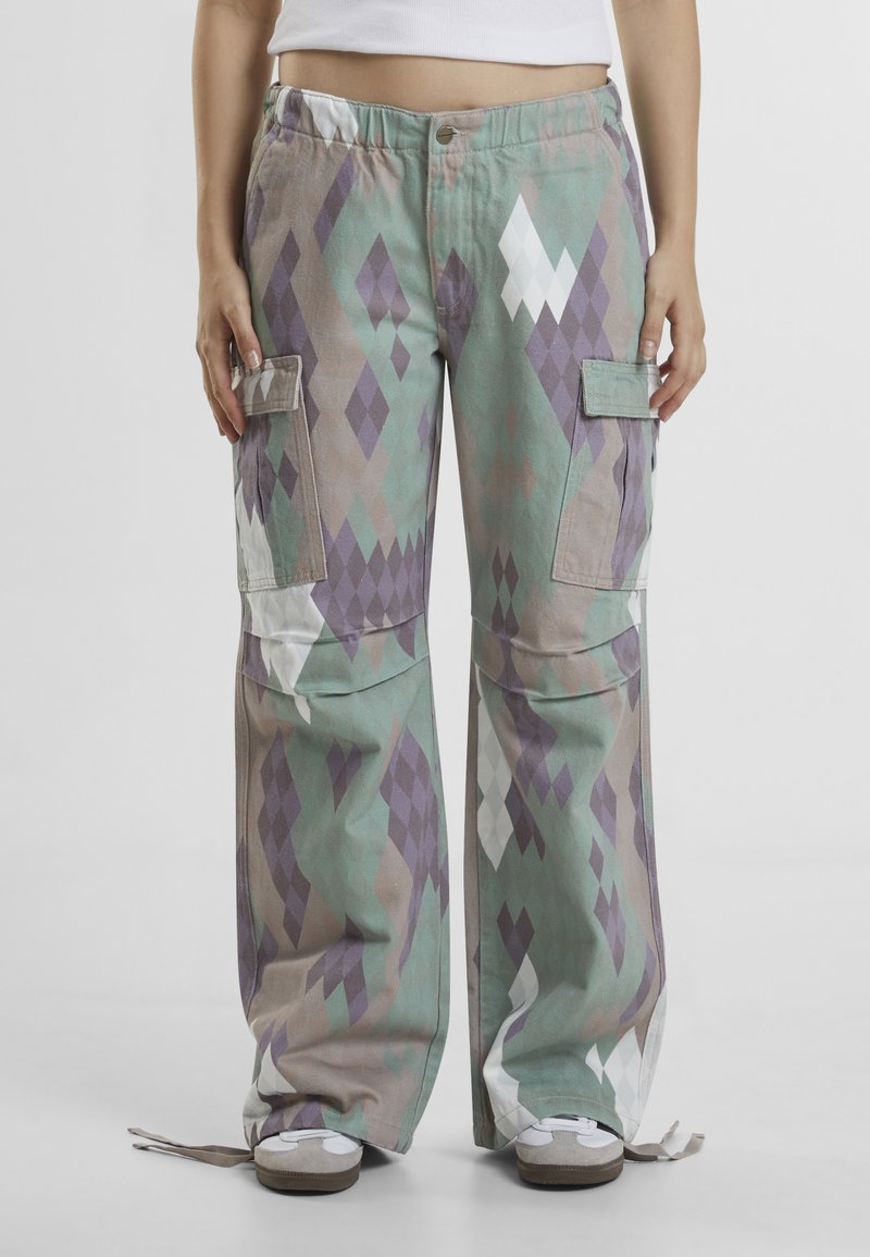 Baggy cargo pants in a pastel palette with diamond patterns. Made of fabric with pockets on the sides and a drawstring hem.