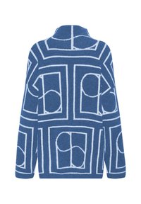 Blå stickad tröja med ett geometriskt mönster i vitt, med hög krage och långa ärmar. Mjuk textur och avslappnad passform.