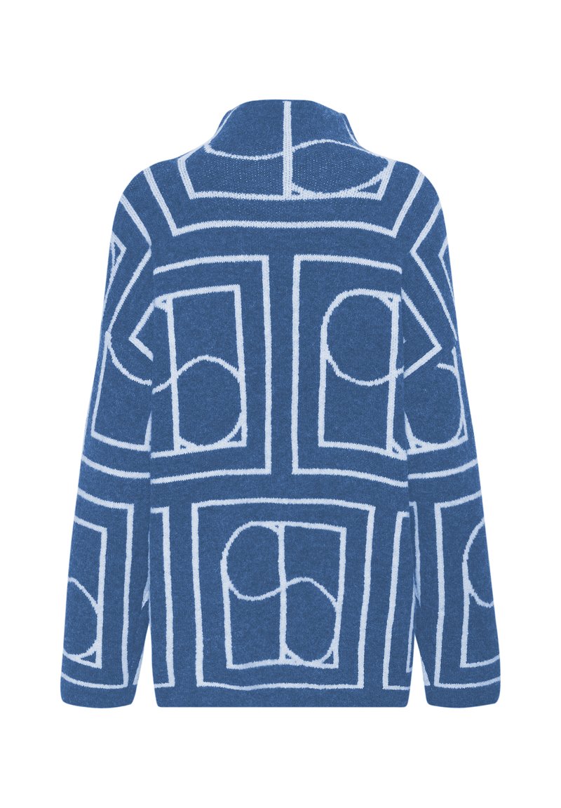 Blauer gestrickter Pullover mit einem geometrischen Muster in Weiß, hohem Kragen und langen Ärmeln. Weicher Stoff und lässige Passform.