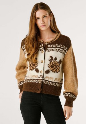 Strikket cardigan med en cremet krop, brune og beige geometriske mønstre, træknapper og tofarvede ærmer i brune og beige nuancer.