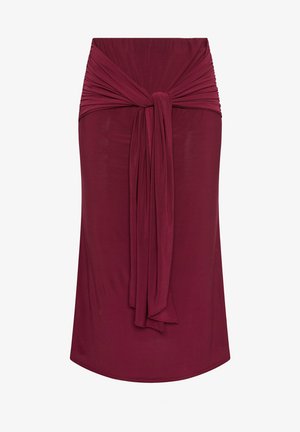 Burgunderfarbene Rock mit gerafftem Bund und Bindedetail. Glatte Textur mit einem knielangen, taillierten Design, das einen asymmetrischen Saum hat.