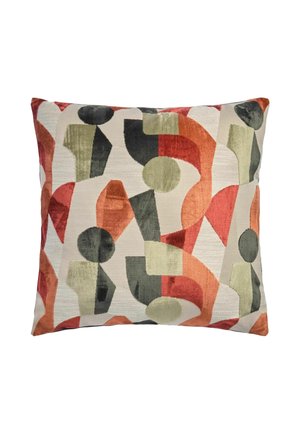 Cuscino quadrato con motivo astratto di forme geometriche in tonalità di rosso, arancione, verde, nero e beige su sfondo chiaro.