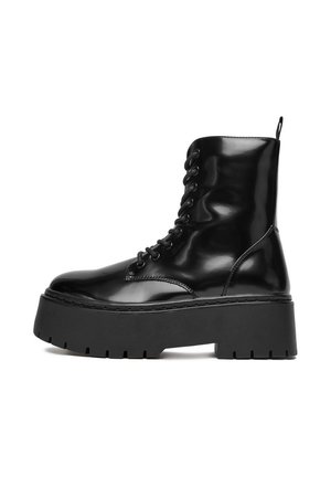 - Botki na platformie