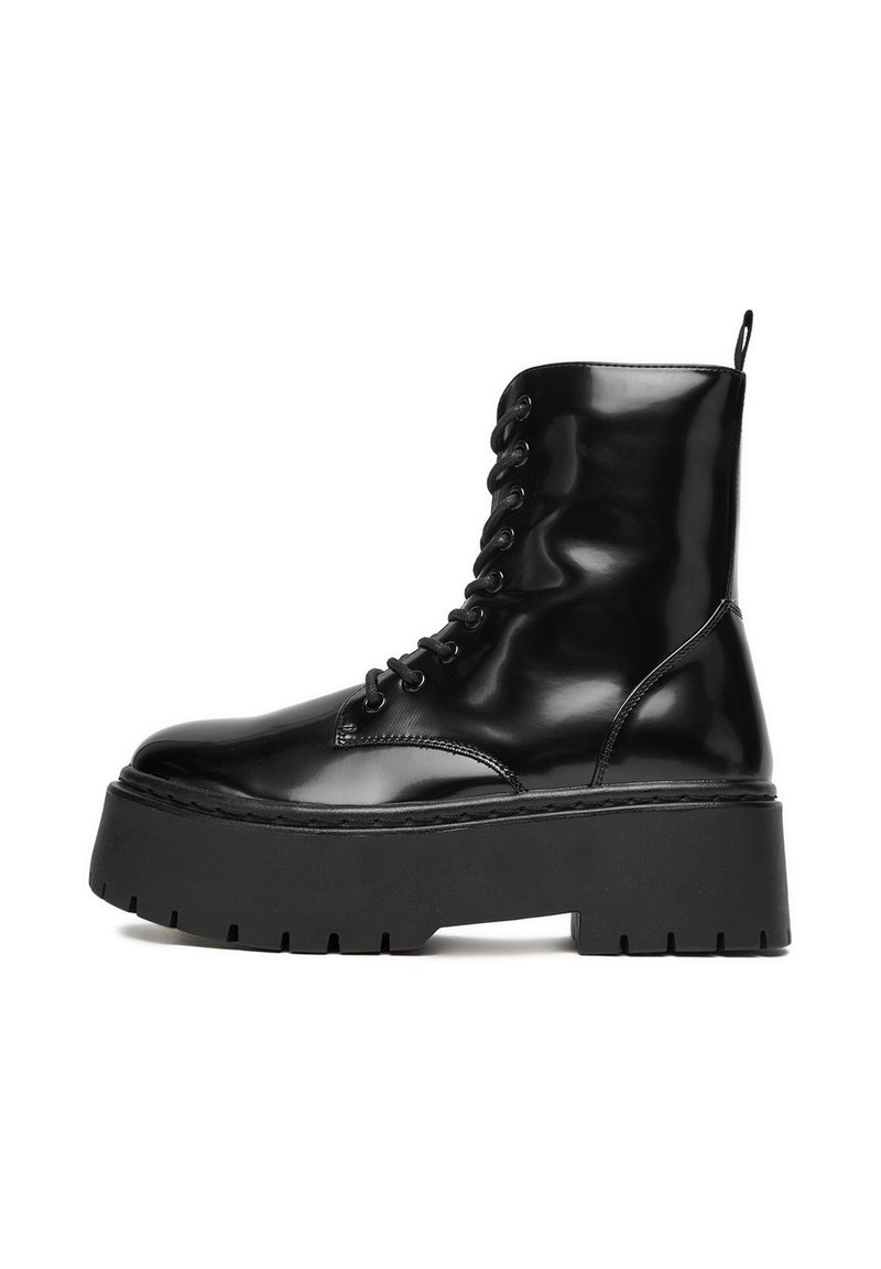 Czarne botki za kostkę sznurowane, wykonane z błyszczącej skórki lakierowanej, z grubą, wytrzymałą podeszwą platformową oraz pętelką na pięcie ułatwiającą zakładanie.