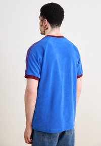 adidas Originals CALI TEE - T-shirt estampada - blue