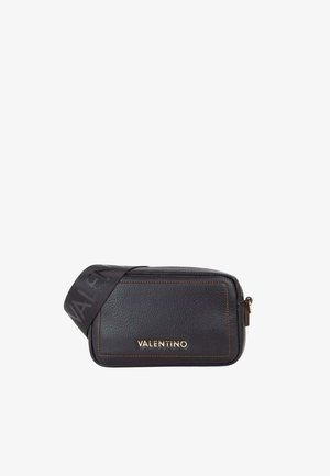Bolso bandolera Valentino de piel negra texturizada con amplia correa de marca y letras del logo doradas en el panel frontal.