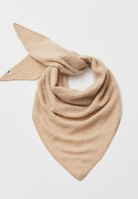 Beige sjaal gemaakt van zacht stof, gevormd in een grote driehoek. Heeft een raw rand en een label met een logo. Gladde textuur.