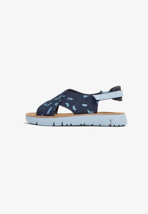 Blaue Sandalen mit Muster und Korkfußbett, ausgestattet mit Überkreuzriemen und einer hellblauen Gummisohle. Verstellbarer Fersenriemen sorgt für einen sicheren Halt.