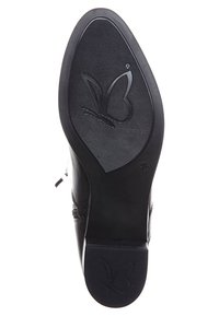 Svart lädersula med mönstrad greppyta och en fjärilslogotyp. Har en rundad tå och subtila sömdetaljer.