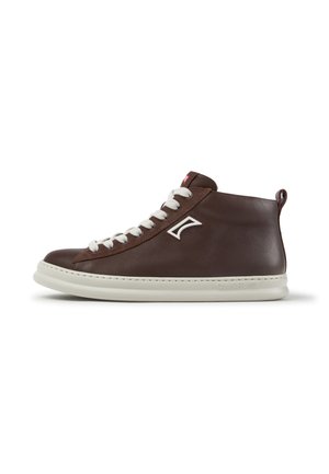 Brauner High-Top-Ledersneaker mit weißen Schnürsenkeln, weißer Sohle, seitlichem Logo und Zuglasche hinten.