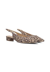 Slingback schoenen met luipaardprint en een spitse neus, met een lage blokhak en een bovenwerk van textuurstof. Verstelbare banddetails.