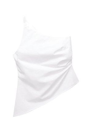 Haut blanc asymétrique, une bretelle, tissu lisse, silhouette ajustée, léger détail de gathering sur le côté, design minimaliste.