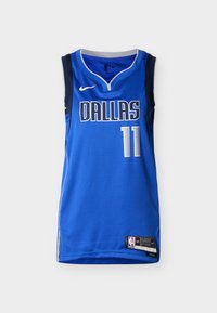 Μπλε φανέλα μπάσκετ Dallas Mavericks με τον αριθμό 11, λογότυπο Nike και ετικέτα NBA σε απλό φόντο.