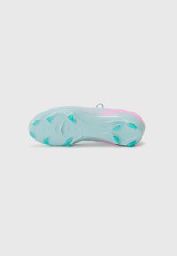 Crampons de football avec une semelle translucide couleur aqua, des accents roses et plusieurs crampons d'accroche. Tige en maille légère avec texture en motif de vagues.