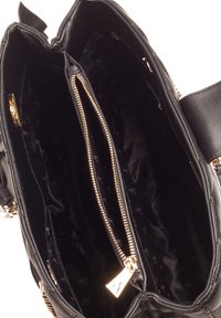 Borsa a tracolla in pelle nera con scomparto con zip, hardware dorato e foderatura in tessuto con un motivo sottile. Molti tasche per l'organizzazione.