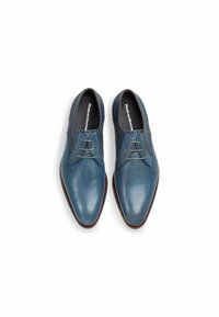 Scarpe da uomo in pelle blu con punta liscia e tacco texturizzato, caratterizzate da una chiusura con lacci e accenti scuri a contrasto.