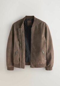 Veste bomber en daim marron avec poignets et col côtelés, doublure intérieure noire matelassée, poches latérales zippées, partiellement dézippée.