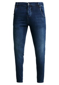 Jeans de denim azul oscuro con corte ajustado, que cuentan con un diseño de cinco bolsillos, pasadores para el cinturón y un cierre de botón en la cintura.
