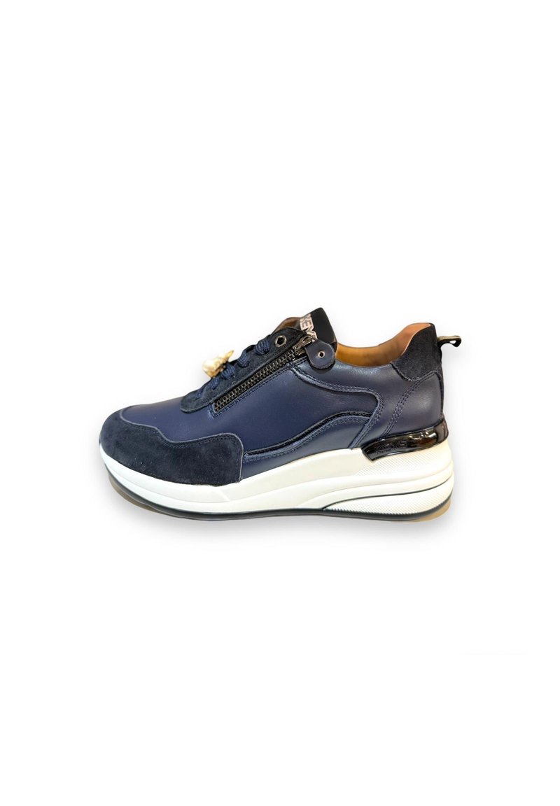 Sneaker blu navy con una combinazione di texture liscia e scamosciata, dotata di chiusura con zip, intersuola bianca e dettagli neri sul tallone.
