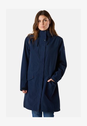Manteau imperméable bleu marine avec un col haut, fermeture à boutons sur le devant, poches latérales et manches longues. Présente un logo discret sur la poitrine.