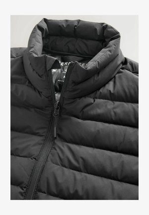 Schwarze Steppjacke mit hohem Kragen, gestepptem Design und einem Frontreißverschluss. Glatte Textur mit schwarzen Hardware-Details.