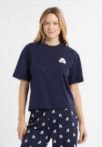 Granatowy bawełniany T-shirt z krótkimi rękawami i okrągłym dekoltem, zdobiony białą haftowaną pudel na piersi.