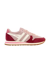 Scarpe da ginnastica rosa e bordeaux realizzate con materiali scamosciati e in rete, dotate di tre strisce bianche e una suola in gomma con accenti rosa e bianchi.