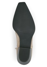 Beżowa zamszowa podeszwa buta z szpiczastym noskiem i teksturowaną czarną gumową podeszwą, z delikatnym obcasem i metką rozmiarową "37."