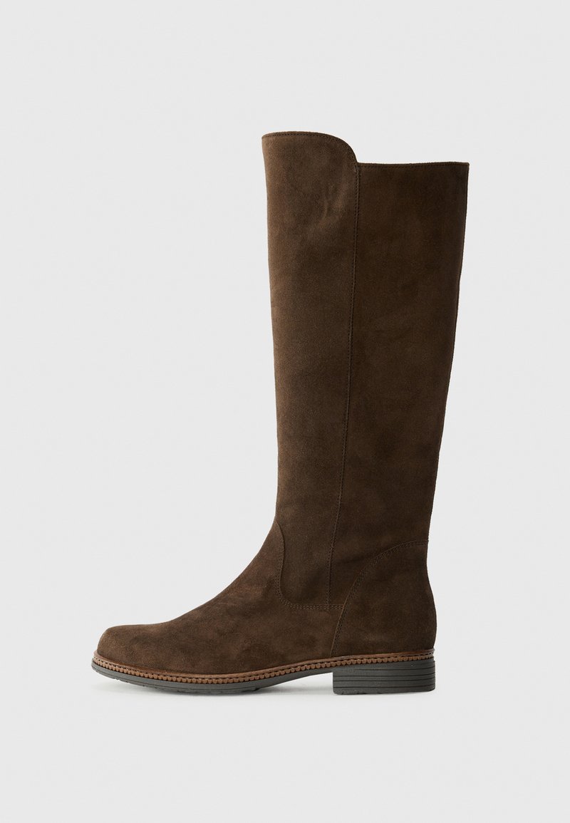 Bota marrón de ante hasta la rodilla con punta redonda, textura suave, costuras contrastantes y un tacón bajo y apilado. Diseño simple y elegante.
