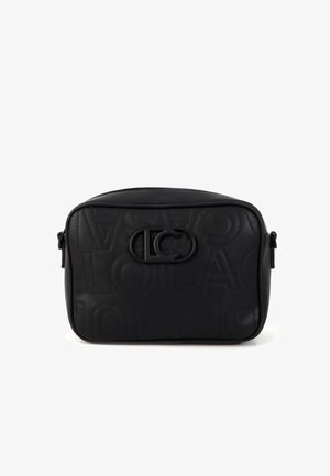 Bolso bandolera de cuero sintético negro con patrón de logotipo en relieve, forma rectangular, cierre superior con cremallera y un destacado detalle metálico.