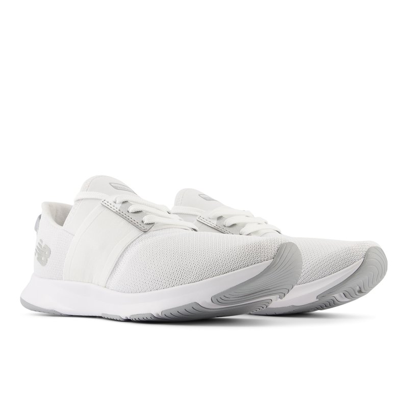 Zapatillas deportivas blancas hechas de material de malla transpirable con una superficie texturizada, que cuentan con un logo de acento gris y una suela de goma.