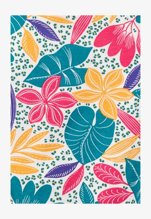 Tejido colorido con un patrón de diversas hojas y flores en tonos de azul verdoso, rosa, naranja y púrpura, sobre un fondo claro con puntos.