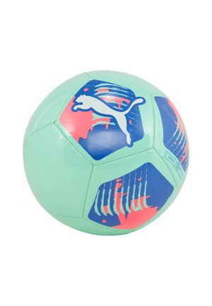 Balón de fútbol Puma en verde menta con acentos en azul y rosa, con una textura suave, paneles hexagonales y un logo en un lado.
