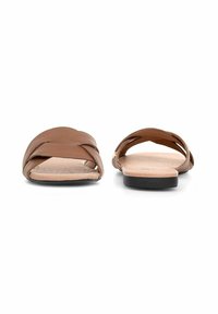 Brązowe skórzane klapki z krzyżującymi się paskami u góry i płaską podeszwą. Teksturowana wkładka z minimalistycznym wzornictwem i subtelnymi detalami.