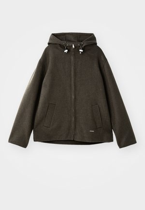 Veste à capuche vert foncé en tissu texturé, dotée d'une fermeture éclair à l'avant, de deux poches latérales et d'accents à cordon de serrage.