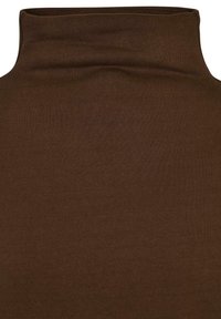 Top marrón sin mangas con cuello alto, hecho de tejido de punto acanalado suave, con ligeras arrugas cerca del cuello.