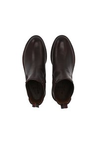 Bottines en cuir marron avec une finition lisse, panneaux latéraux élastiques et languettes pour un enfilage facile. Semelle robuste avec un minimum de détails.