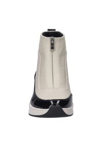 Białe skórzane botki za kostkę z czubkiem z czarnej lakierowanej skóry. Posiadają zamek błyskawiczny z tyłu, elegancki design oraz teksturowaną górną część.