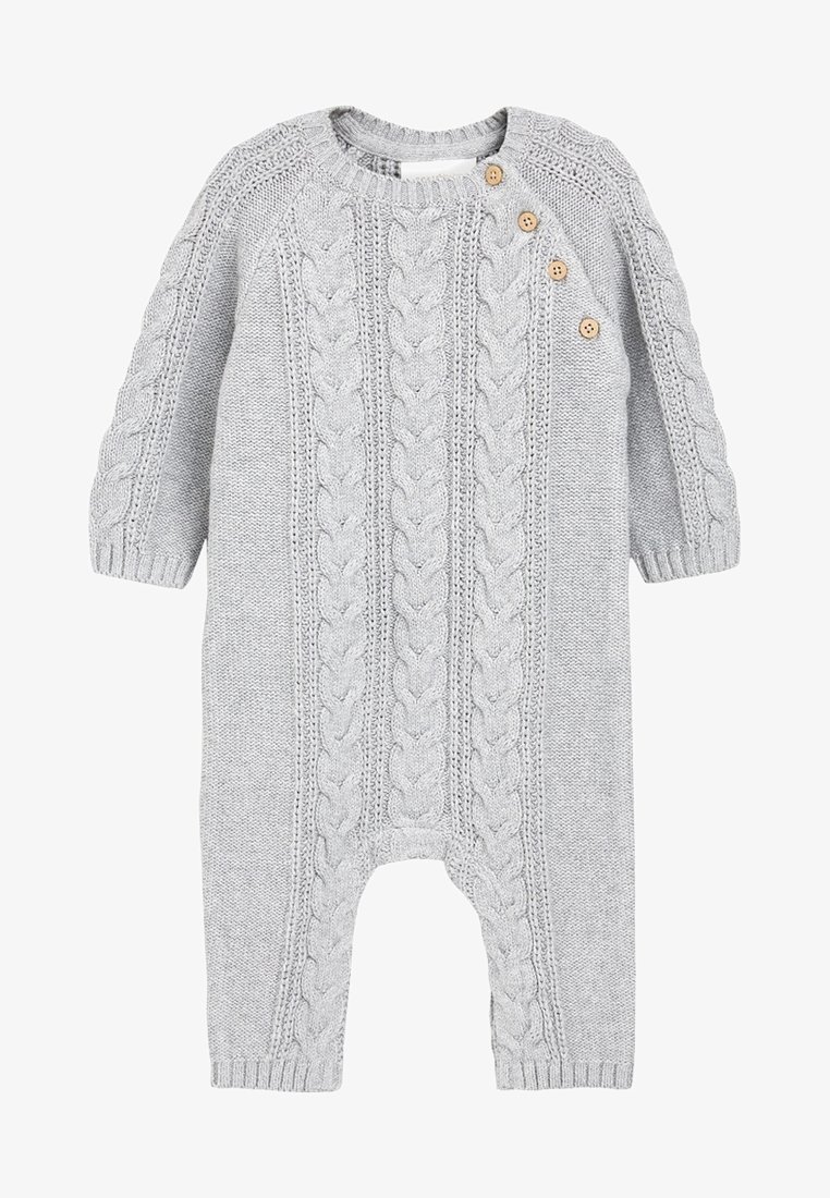 Vêtement gris tricoté à manches longues, avec des motifs en torsades et trois boutons naturels en bois sur l'épaule. Texture douce.