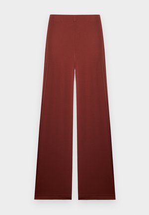 Pantalon taille haute à jambe droite de couleur rouille unie, avec une ceinture lisse et sans fermetures ou poches visibles.