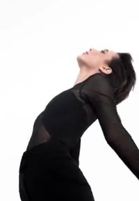 Svart, gjennomsiktig bodysuit med lange ermer, en tett design som fremhever silhuetten. Minimalistisk stil mot en hvit bakgrunn.