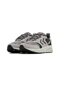 Scarpe da ginnastica grigie con parte superiore in rete, accenti neri a contrasto, suola testurizzata e sistema di allacciatura; presenta un logo sul lato e un collarino imbottito.
