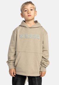 Beige hoodie van zachte stof met een voorzak en een trekkoord aan de onderkant. "DIECHOES" geborduurd in lichtblauw over de borst.