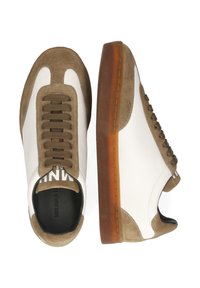 Sneakers med en kombination av beige mocka och vitt läder, med en texturerad design, bruna snören och en sula av gummi.