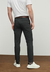 Next SLIM FIT PRINTED - Chino kalhoty - charcoal grey