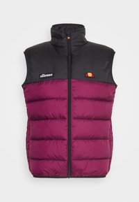Ärmlös vadderad väst med svart övre del och burgundy nederdel, dragkedja framtill och Ellesse-logotyper på bröstet.