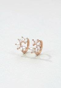 Hoop-Ohrringe in Roségold sind mit marquiseförmigen, klaren Kristallen in blütenartigen Clustern verziert, die das Licht mit einer glatten Oberfläche reflektieren.