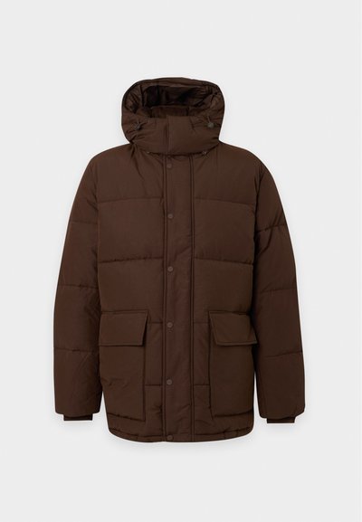 Veste d'hiver matelassée marron avec capuche, boutons-pression à l'avant, deux grandes poches à rabat et poignets côtelés aux manches.