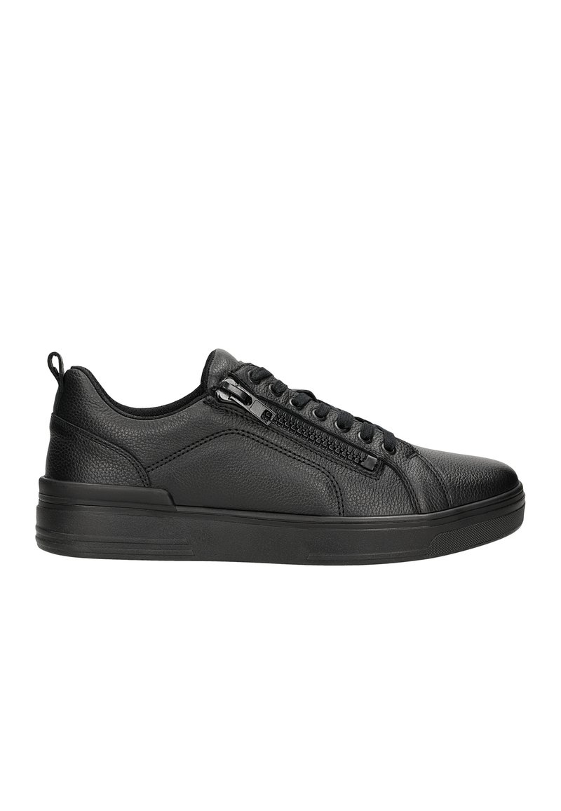 Sneaker in pelle nera con superficie texture, chiusura con lacci, zip laterale e suola in gomma piatta. Design semplice con tallone rinforzato.
